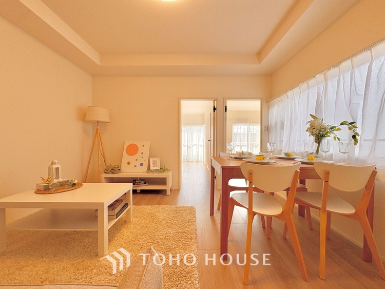 内装 明るく大きなリビングは、家族の安心と快適を育む空間。のびやかな広さが毎日の暮らしをより豊かに彩ります。