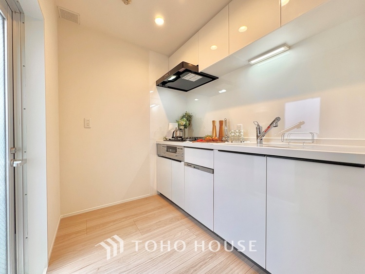 キッチン 上質な素材に囲まれたキッチンは、穏やかな時間が流れる特別な空間。洗練された料理が生まれる場所です。