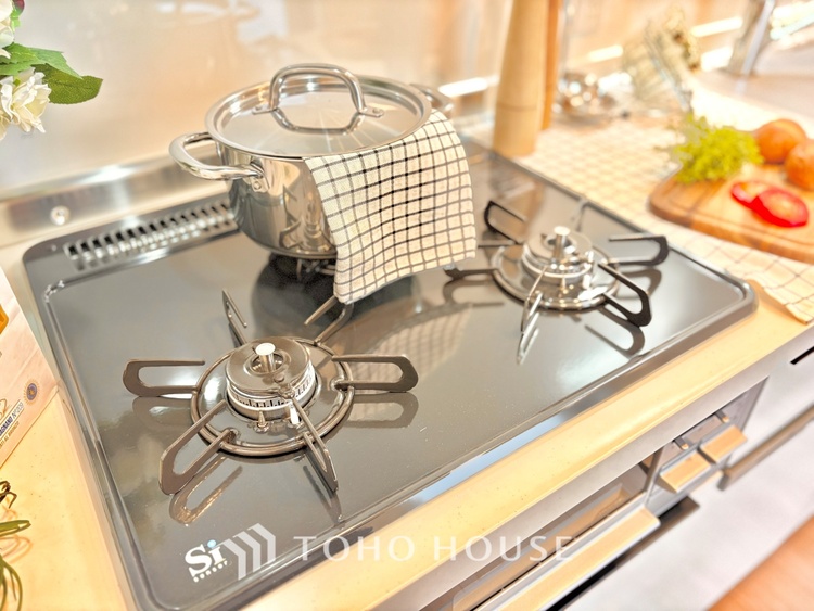 キッチン 毎日料理をする、料理が好き、家族が多くて量を作る必要がある、等の方々にとっては必須の３口コンロ。同時進行で効率アップはもちろん鍋を移動する回数が減り、無駄な動きを軽減することが出来ます。