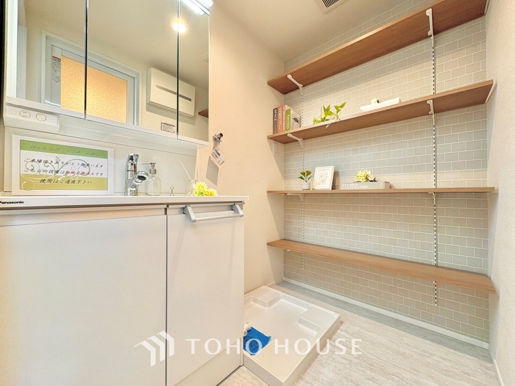 洗面 清潔感あふれる洗面化粧台で、毎日の身支度を快適にサポートします。