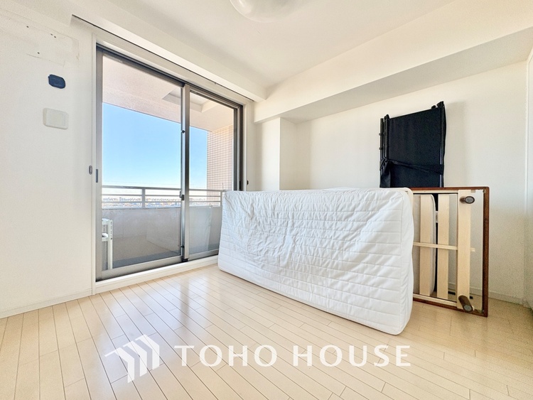 内装 堂々とした広さを誇るリビングは、優雅な開放感と安心感を兼ね備えた上質な空間。ご家族の時間を一層贅沢に演出します。