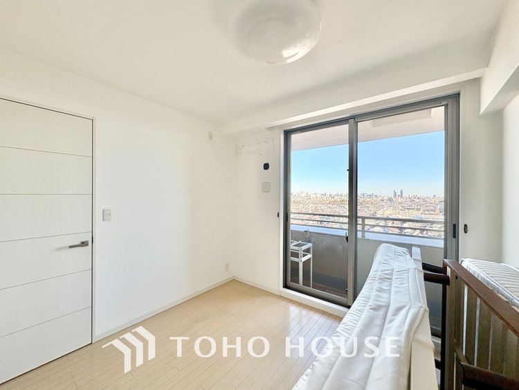 内装 堂々とした広さを誇るリビングは、優雅な開放感と安心感を兼ね備えた上質な空間。ご家族の時間を一層贅沢に演出します。