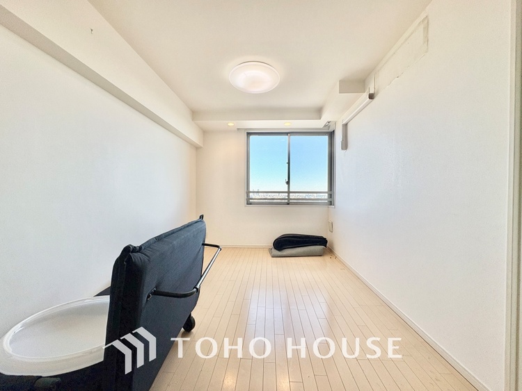 内装 大きなリビングは、高級感漂う設えとゆとりある広さで安心をもたらす特別な場所。暮らしの中心にふさわしい空間です。