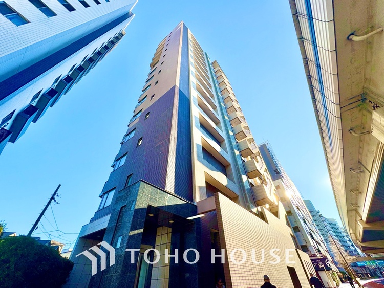 外観 堂々とした広さを誇るリビングは、優雅な開放感と安心感を兼ね備えた上質な空間。ご家族の時間を一層贅沢に演出します。