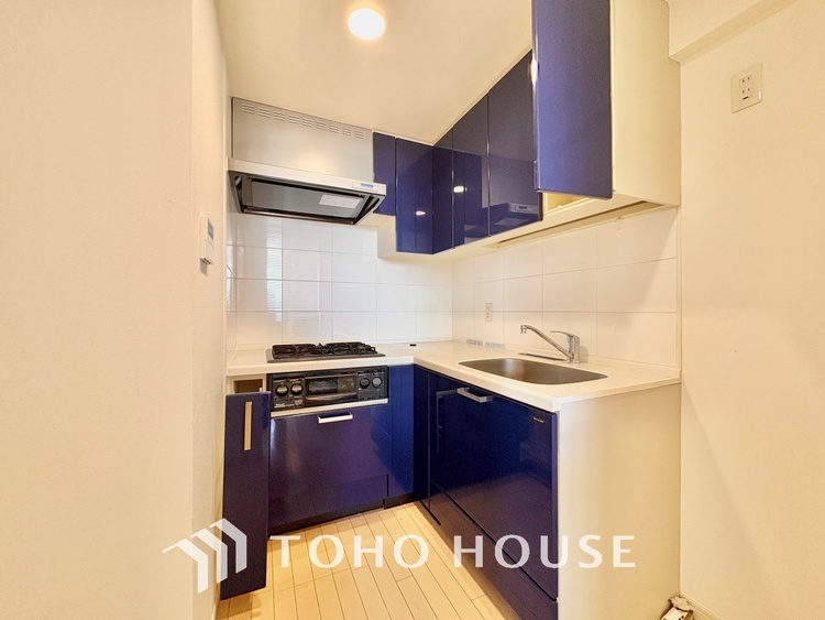 キッチン 上質な素材に囲まれたキッチンは、穏やかな時間が流れる特別な空間。洗練された料理が生まれる場所です。