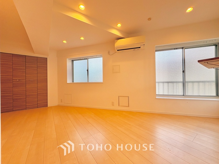 内装 堂々とした広さを誇るリビングは、優雅な開放感と安心感を兼ね備えた上質な空間。ご家族の時間を一層贅沢に演出します。