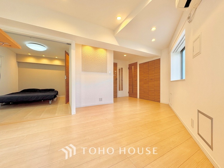 内装 堂々とした広さを誇るリビングは、優雅な開放感と安心感を兼ね備えた上質な空間。ご家族の時間を一層贅沢に演出します。