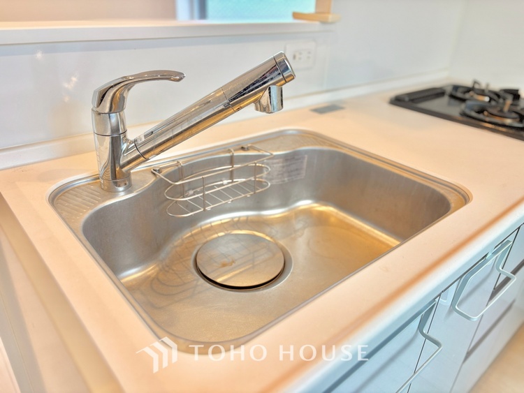 キッチン 上質な素材に囲まれたキッチンは、穏やかな時間が流れる特別な空間。洗練された料理が生まれる場所です。