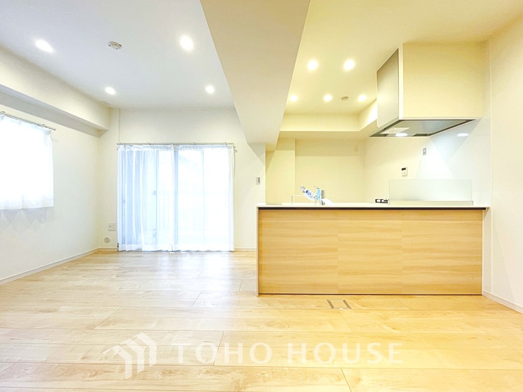 内装 触れることが出来そうな環境が、そのままインテリアに。その豊かで眩い眺望には、心地よい光と風が溢れ、ずっと眺めていたくなるような空間を演出してくれます。