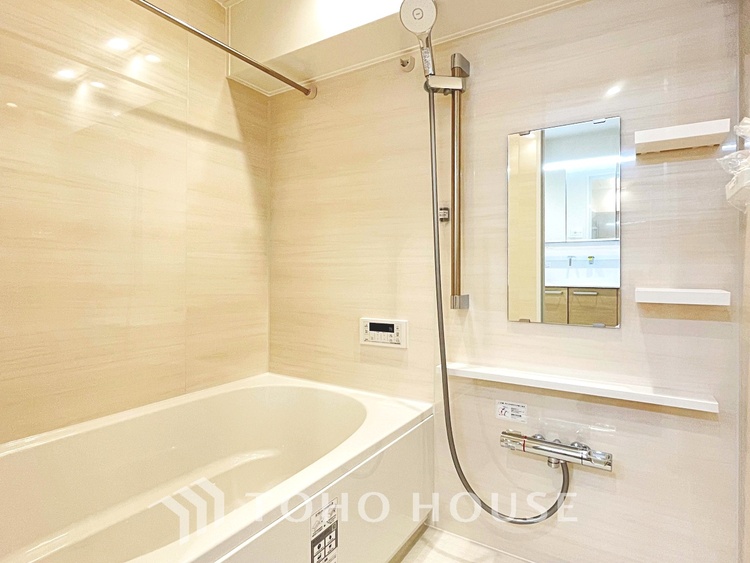 風呂 【Swaying surface】光に照らし出されたバスルーム。膨よかな湿度と静かに揺れる眼前の水面