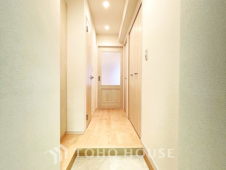 玄関 【Intercom】鮮明なモニターでしっかり相手を確認でき、防犯のスタート。安心の一歩は玄関からですね。