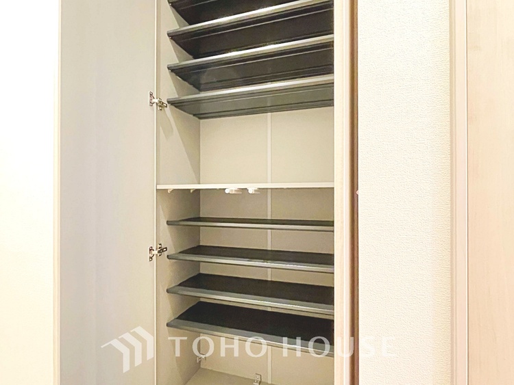 玄関 ◆青空テラス◆ベランダから望む紺碧の空からそよ風、そして目に映るのはグリーン広がる風光明媚な世界。それは清々しい自然の薫りを肌で感じる幸せな空間。