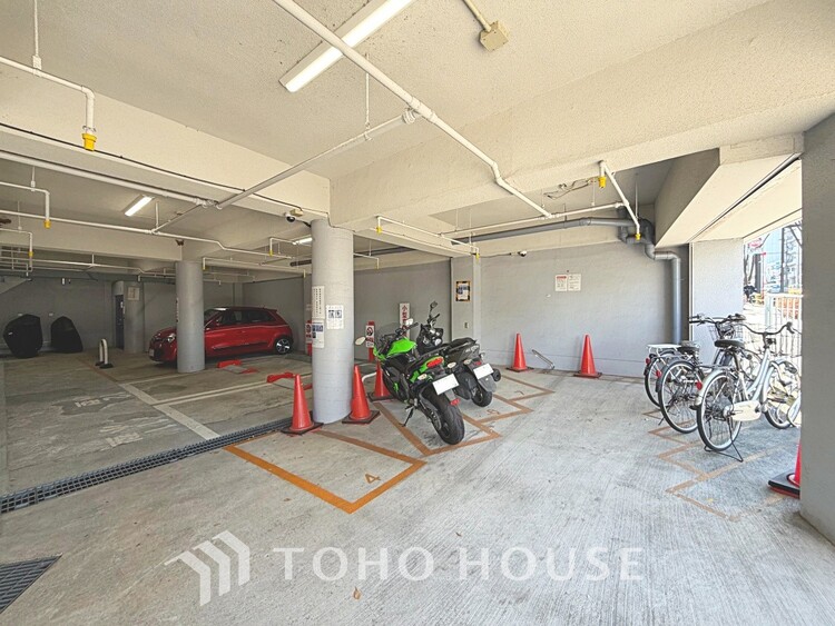 駐車場 ◆木漏れ日◆の様な採光が優しく足元を照らし、心地いい暮らしの道しるべを写し出す。この空間で過ごす家族との語らいの時間がとても素敵で幸せを感じるかもしれない。【Holiday of a home】