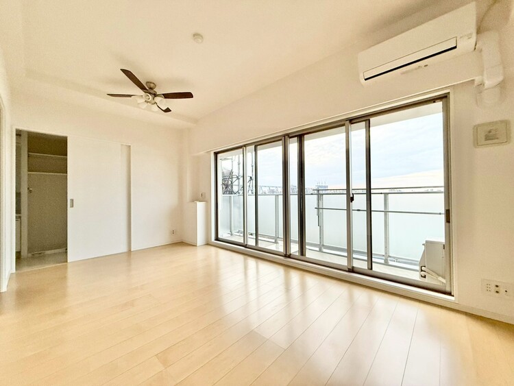 居間 落ち着いた雰囲気に包まれて、伸びやかな空間。