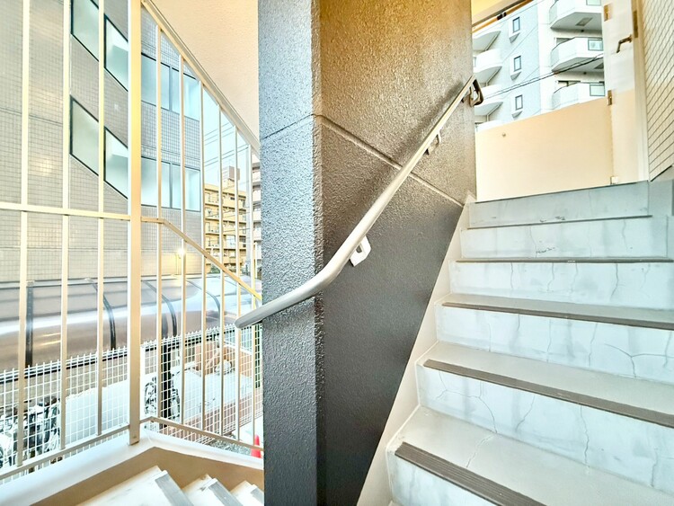 設備 共用部の階段です。明るく清潔に管理されています。