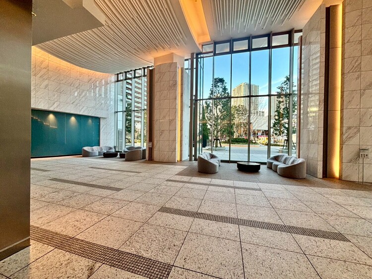 エントランス 綺麗に整備されており、行き届いた管理体制をうかがわせます。