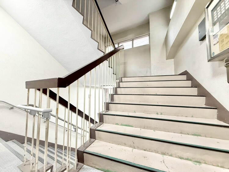 その他 共用部の階段です。明るく清潔に管理されています。