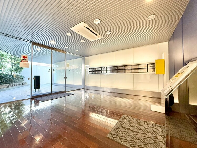 エントランス 綺麗に整備されており、行き届いた管理体制をうかがわせます。