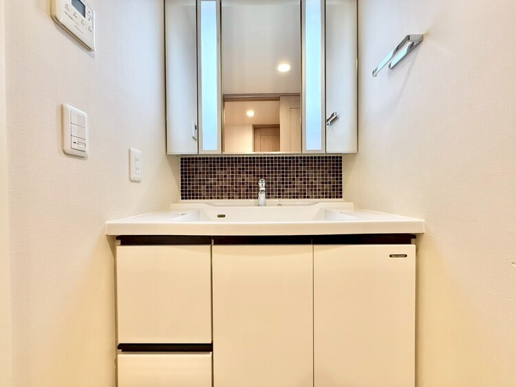 その他 清潔感を感じられる洗面化粧台。