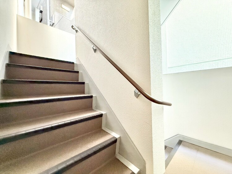 設備 共用部の階段です。明るく清潔に管理されています。