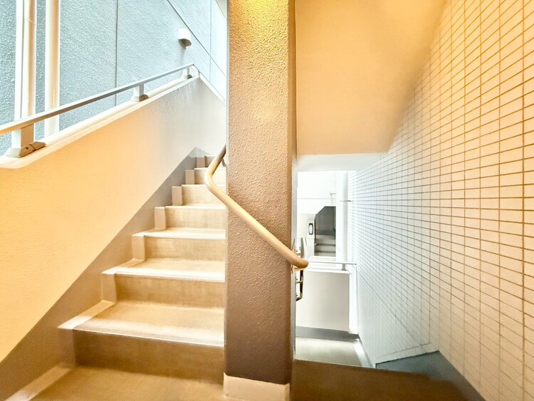 その他 共用部の階段です。明るく清潔に管理されています。