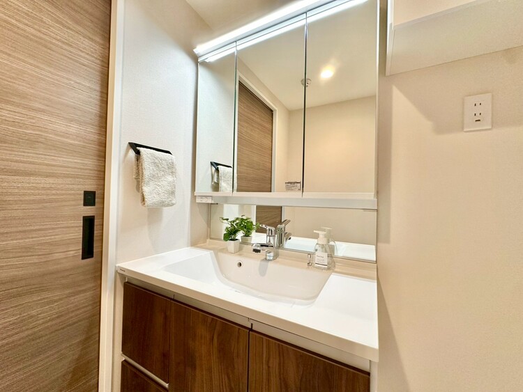 その他 清潔感を感じられる洗面化粧台。