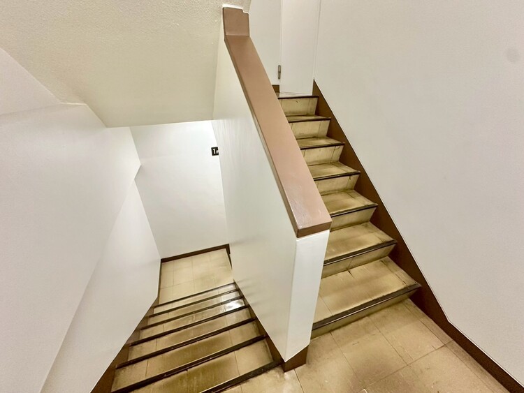 その他 共用部の階段です。明るく清潔に管理されています。