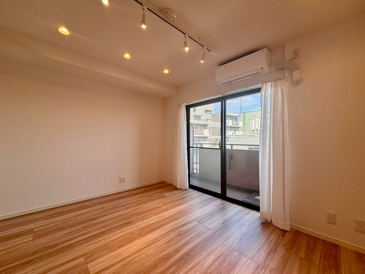 その他 通風・採光に優れ、心地よい光と風が溢れています。※リフォーム前の参考写真です。