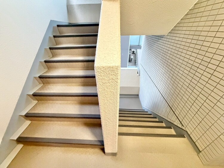 その他 共用部の階段です。明るく清潔に管理されています。