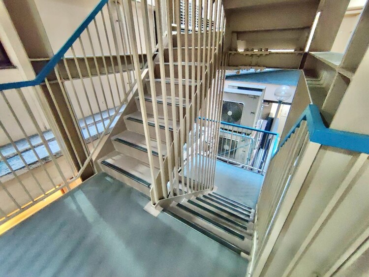 その他 共用部の階段です。明るく清潔に管理されています。