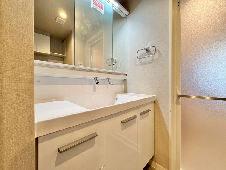 その他 清潔感を感じられる洗面化粧台。