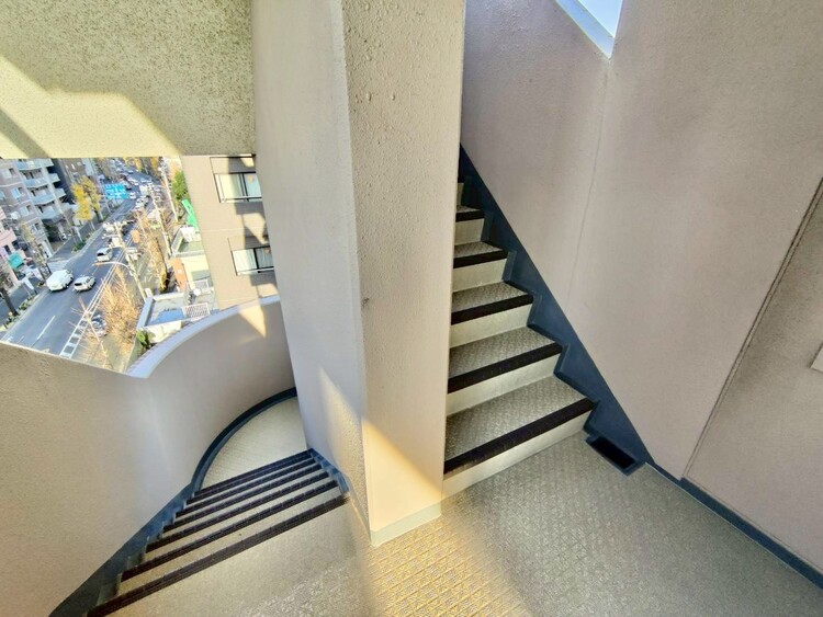 その他 共用部の階段です。明るく清潔に管理されています。