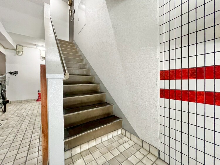 その他 共用部の階段です。明るく清潔に管理されています。
