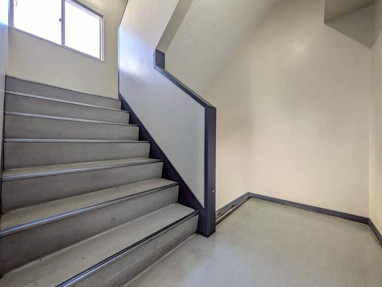 その他 共用部の階段です。明るく清潔に管理されています。