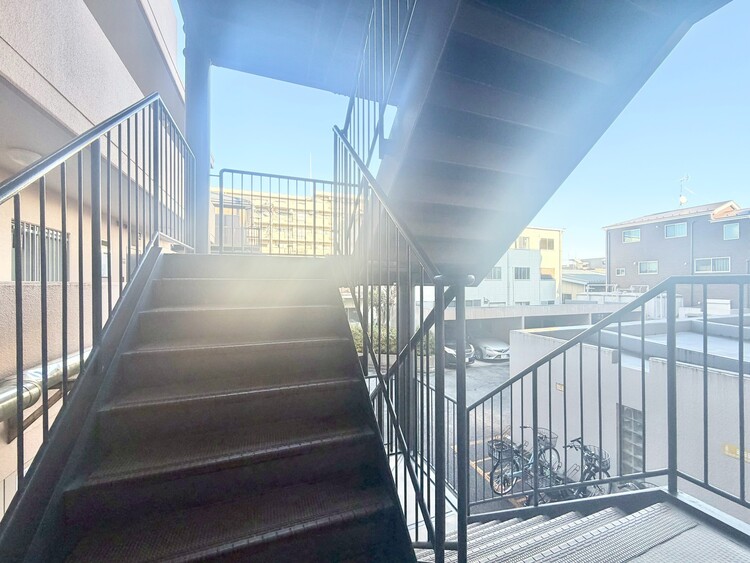 その他 共用部の階段です。明るく清潔に管理されています。