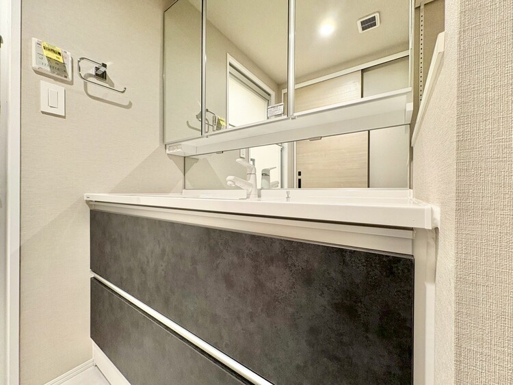 その他 清潔感を感じられる洗面化粧台。