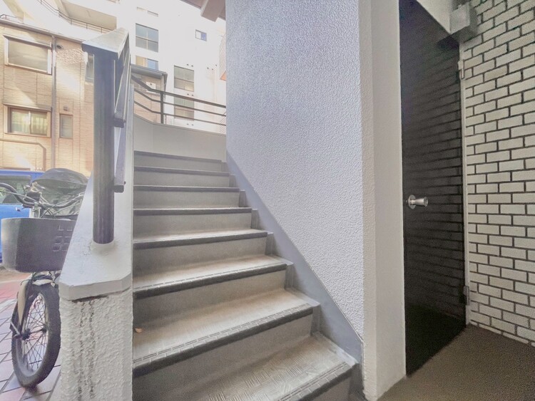 その他 共用部の階段です。明るく清潔に管理されています。