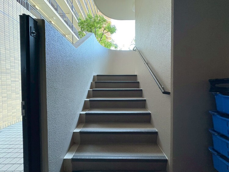 その他 共用部の階段です。明るく清潔に管理されています。