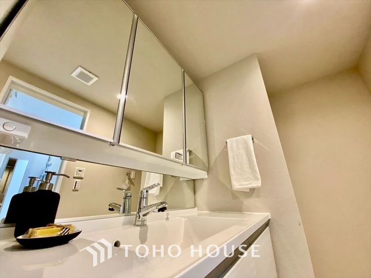 洗面 【WASHROOM】◆快適◆煌びやかな暮らしの中にも忘れたくない快適さ。大きな収納が助けてくれます。