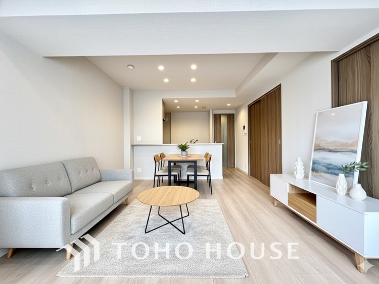 内装 【LIVING】◆煌びやか◆愛おしい家族との団欒の時間をより一層幸せなものに感じさせる煌びやかなLDK。輝かしい毎日が待っています。※この画像の家具の配置には、CGによる加工を施しております。