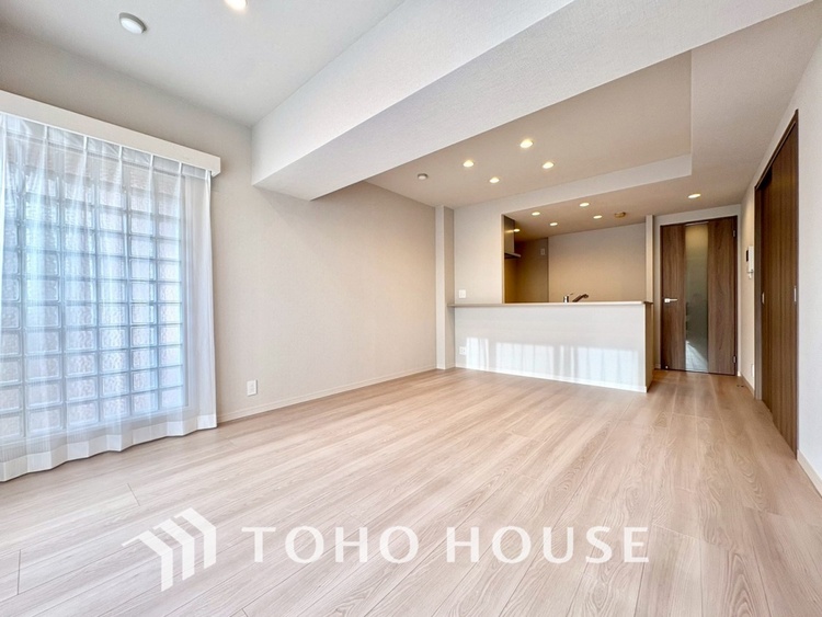 内装 【LIVING】◆陽光◆が差し込む。この開放的なLDKに家族の笑顔が集う。家族が一緒に過ごす空間は明るく、そして居心地よく。