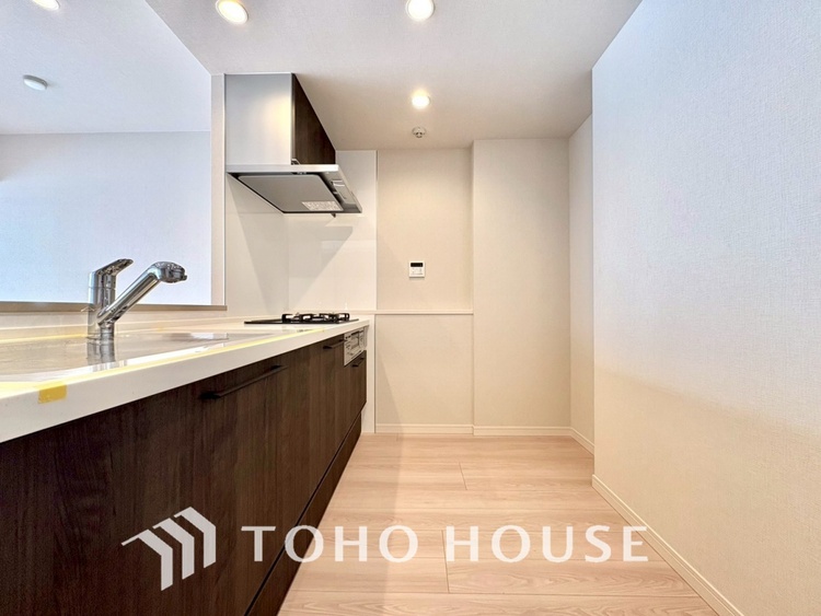 キッチン 【KITCHEN】◆ワクワク◆開放的で機能性も高いシステムキッチン。お子様は毎日のご飯にワクワク！