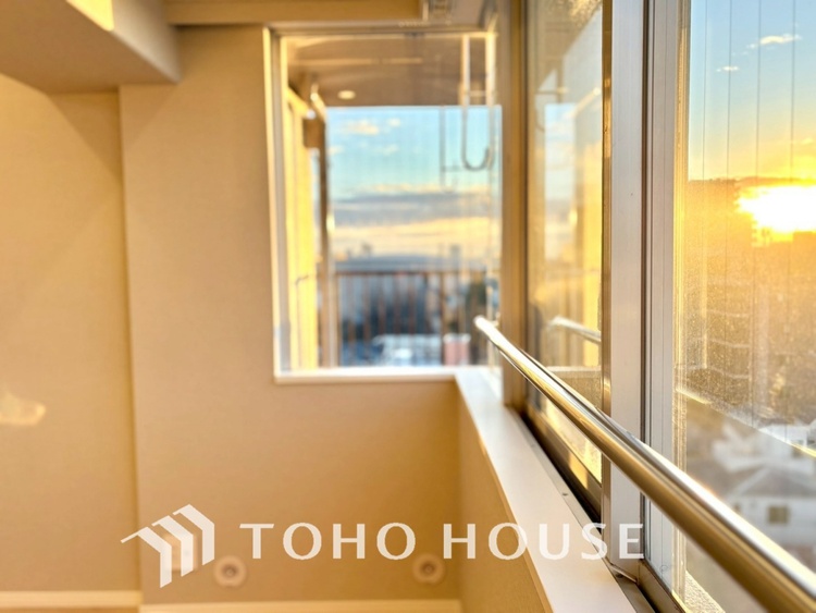 内装 【LIVING】◆眩い◆光が燦々と入り、家族の笑顔を照らす。「いつまでも続いて」と願う夢のような毎日がここにある。