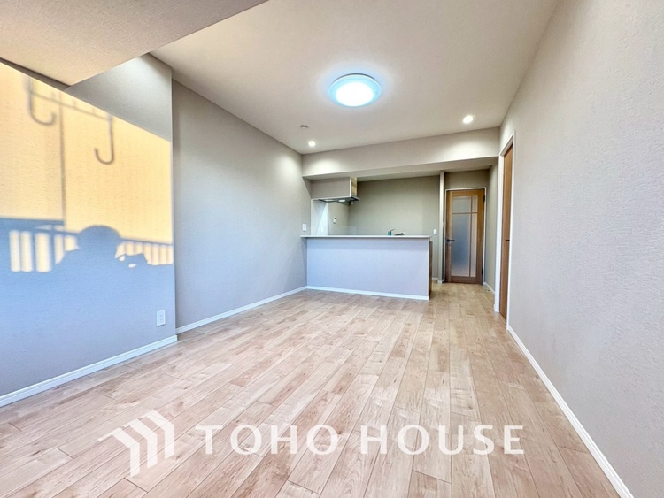 内装 【LIVING】◆扉を◆開くとこの景色。家族の”おかえり”の声が聞こえてきそう。