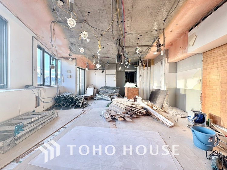 内装 現在改装中◆陽光◆が差し込む。この開放的なLDKに家族の笑顔が集う。家族が一緒に過ごす空間は明るく、そして居心地よく。