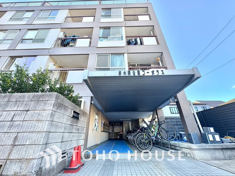 エントランス 【ENTRANCE】◆家族◆家で家族と過ごす時間は限られている。帰りを待つ家族の元へと急ぐときの弾む思い。そんな思いを引き立てる邸宅。