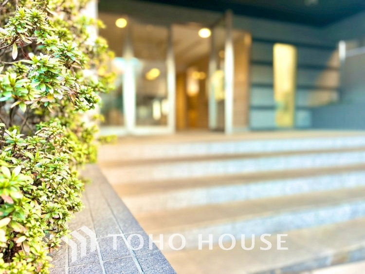 エントランス 【ENTRANCE】◆家族◆家で家族と過ごす時間は限られている。帰りを待つ家族の元へと急ぐときの弾む思い。そんな思いを引き立てる邸宅。