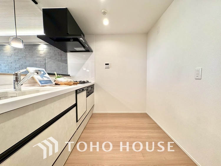 キッチン 【KITCHEN】◆ワクワク◆開放的で機能性も高いシステムキッチン。お子様は毎日のご飯にワクワク！