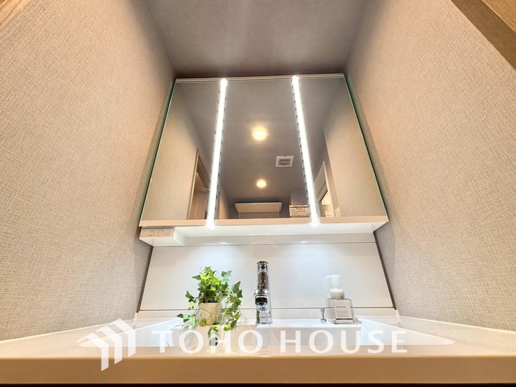 洗面 【WASHROOM】◆快適◆煌びやかな暮らしの中にも忘れたくない快適さ。大きな収納が助けてくれます。