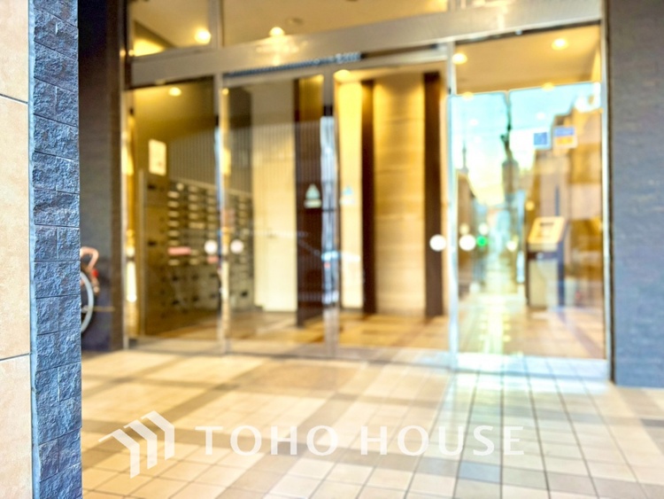 エントランス 【ENTRANCE】◆家族◆家で家族と過ごす時間は限られている。帰りを待つ家族の元へと急ぐときの弾む思い。そんな思いを引き立てる邸宅。